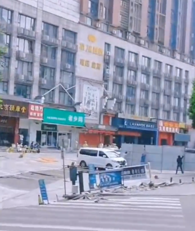 武汉一路口出现大面积塌陷，疑似地铁施工导致
